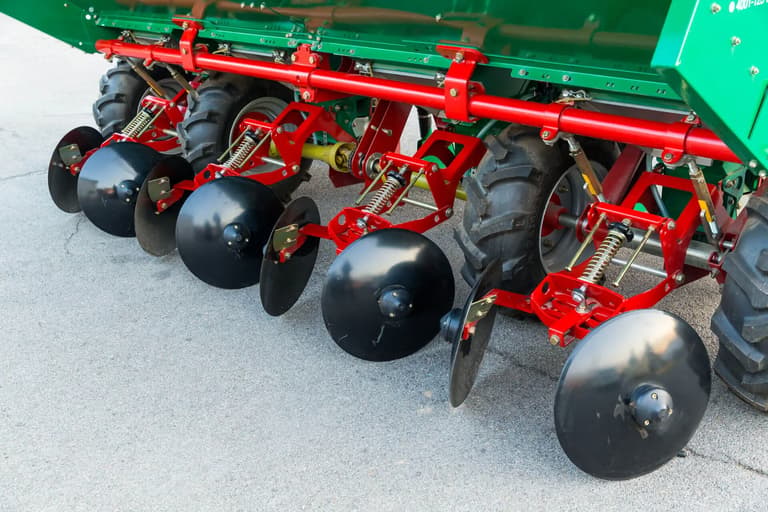 soil-covering discs component of a potato planter